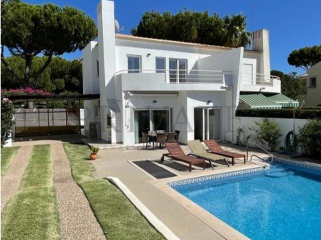 Modern Comfort Villa with Pool and Lounge Area in Vilamoura