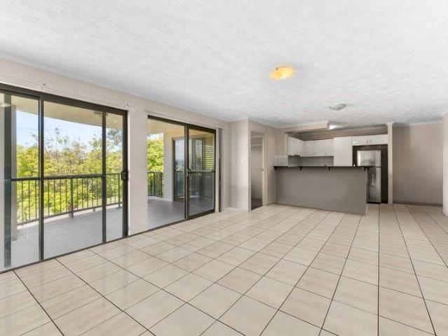 Modern corner apartment with a captivating outlook. Desirable Robertson State School & Macgregor State High School catchments!