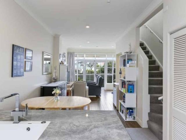 Modern City Townhouse + Garage – Close to Parliament & CBD