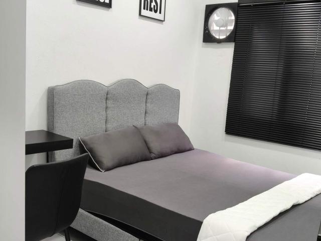 Modern Classic Middle Room with AC at Damansara Damai | 2 Min to MRT/Econsave |