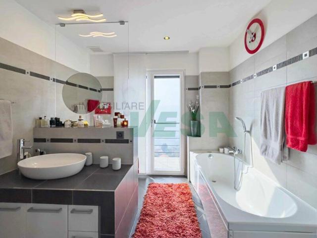 Modern and comfortable single/double family home with wonderful views | dreamo. Ch