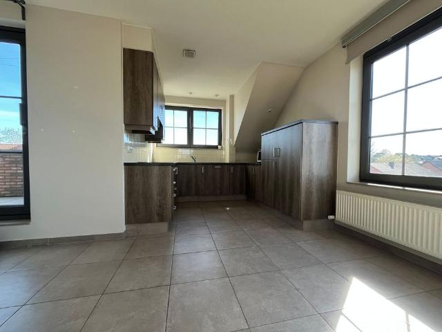 Modern afgewerkt dakappartement met 1 slaapkamer, carport & autostaanplaats
