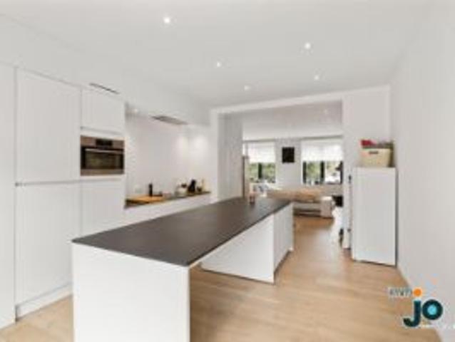 Modern afgewerkt en ruim 2 slaapkamer appartement met hog.