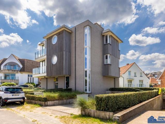 Modern afgewerkt 2 slaapkamerappartement op 200 meter van.