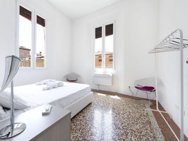 Modern Apartment near Sant'Orsola and Old Town, Bologna Amsterdam Apartments for Rent