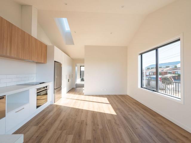 MODERN APARTMENT IN ST KILDA Available Now