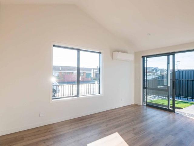 MODERN APARTMENT IN ST KILDA Available Now