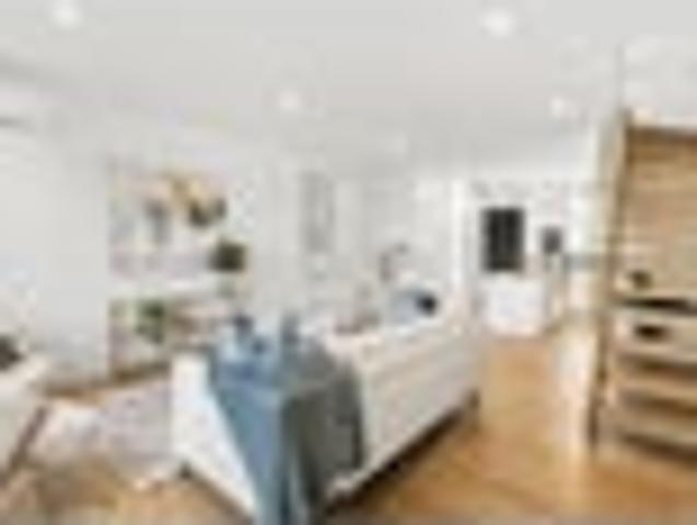 MODERN ARCHITECTURALLY DESIGNED TOWNHOUSE