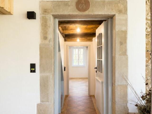 Modern ausgebaute 2.5 Zimmer Duplexwohnung mit einzigartiger Wohnqualität, gemütlicher Loggia, Einstellhallenplatz und vielfältigen Annehmlichkeiten im Schlosspark