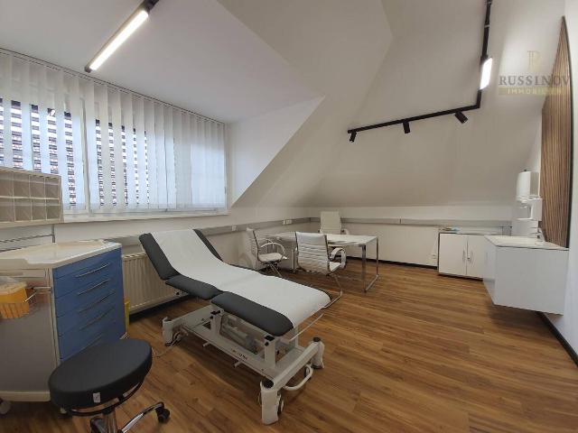 Modern ausgestattete Ordinationsräumlichkeit komplett eingerichtet und sofort nutzbar!