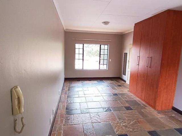 Modern Bachelor flat, Walking distance from NWU Gate