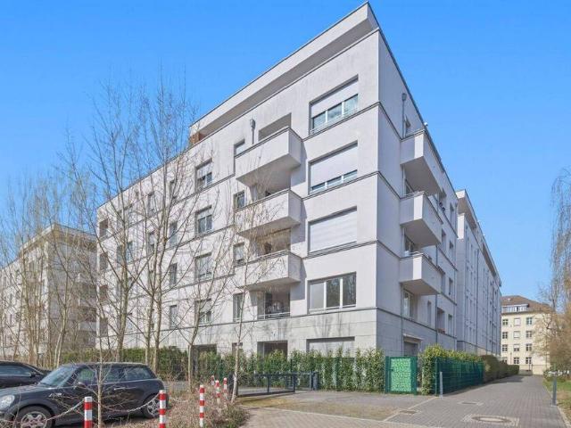 Modern & Bezugsfrei! 2 Zimmer Wohnung mit Balkon, Lift und Einbauküche in Wilmersdorf