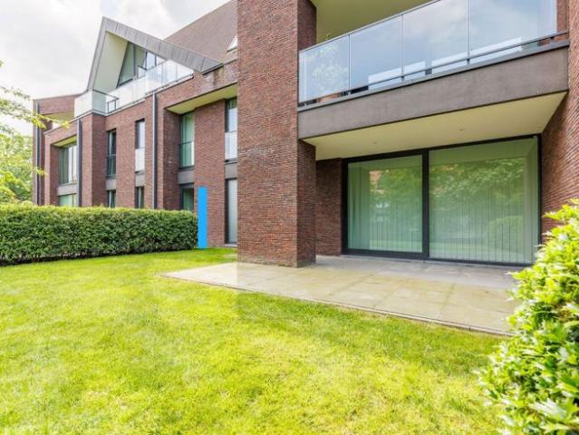 MODERN GELIJKVLOERS APPARTEMENT met 2 slaapkamers en PRIVAT