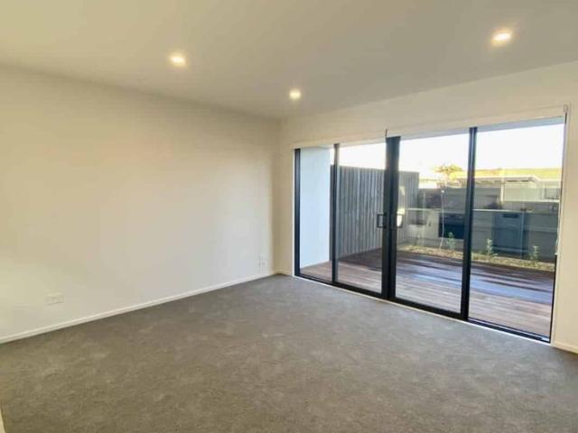 Modern Gem – Spacious 3 Bed, 2 Bath Townhouse