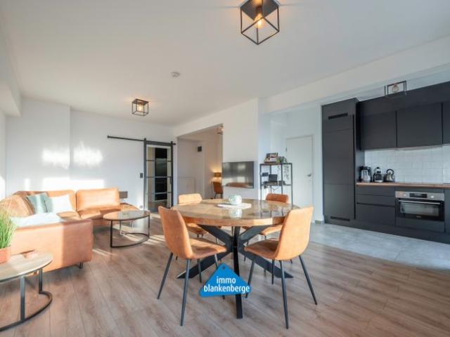 Modern gerenoveerd appartement met twee slaapkamers op ee.
