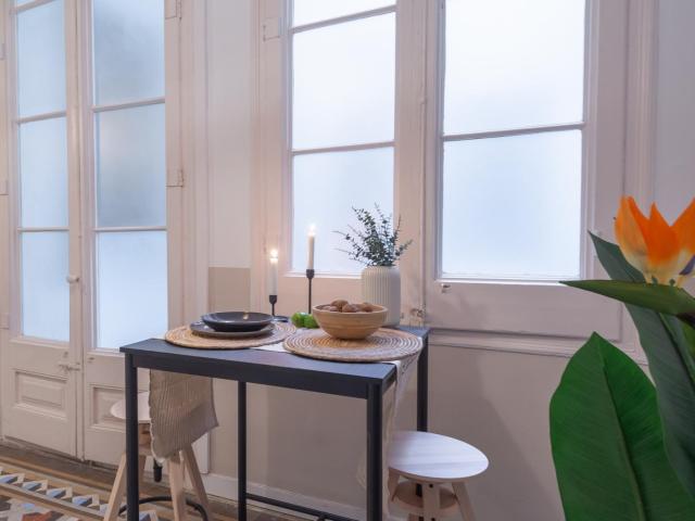 Modern double bedroom near Urquinaona metro station