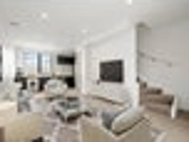 Modern Dual Key Townhouse Income Options!