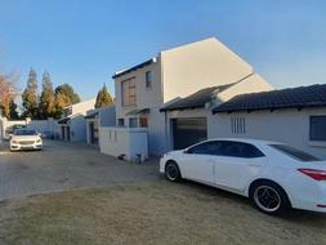 modern duplex townhouse in wincheste.