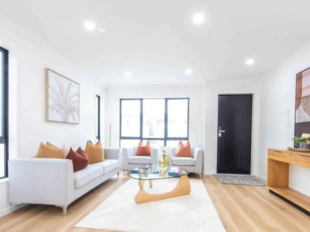 Modern four bedroom house in Macleans College zone