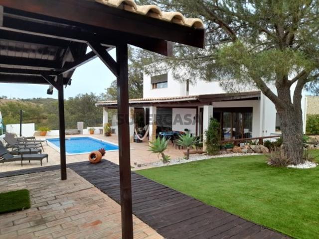 MORADIA MODERNA DE QUATRO QUARTOS COM PISCINA E GARAGEM MAIS VISTAS ESPETACULARES PARA A MONTANHA E PARA O CAMPO NUM LOTE DE TERRENO DE 5.016,00 M² PERTO DE TAVIRA E SANTA CATARINA
