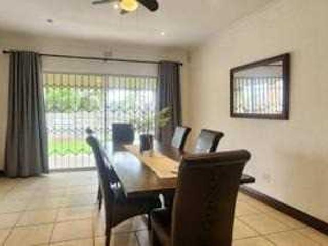 Modern Family Haven with Solar Power, Study, and Entertainer’s Lapa