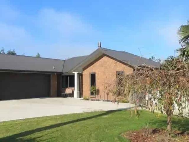 Modern Family Home 4 bedrooms, 2 bathrooms