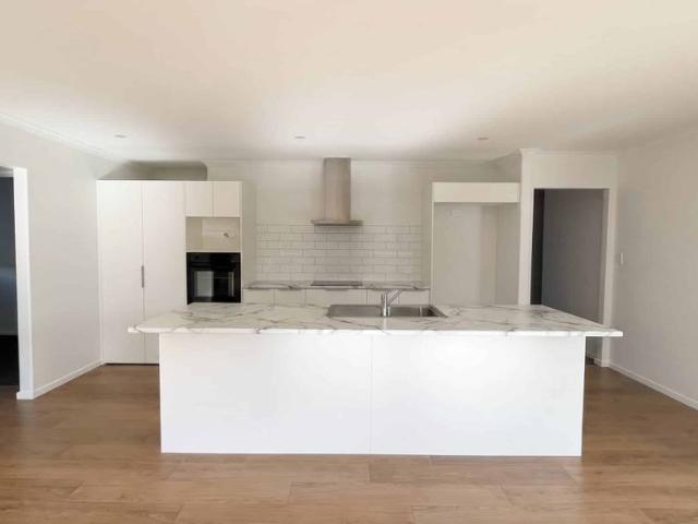 Modern Family Home 4 Bedrooms + Office + 2 Bathrooms