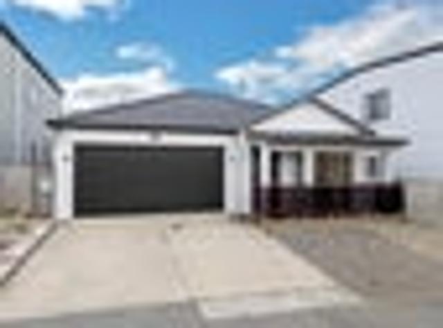 Modern Family Living in the Heart of Drury/Karaka!