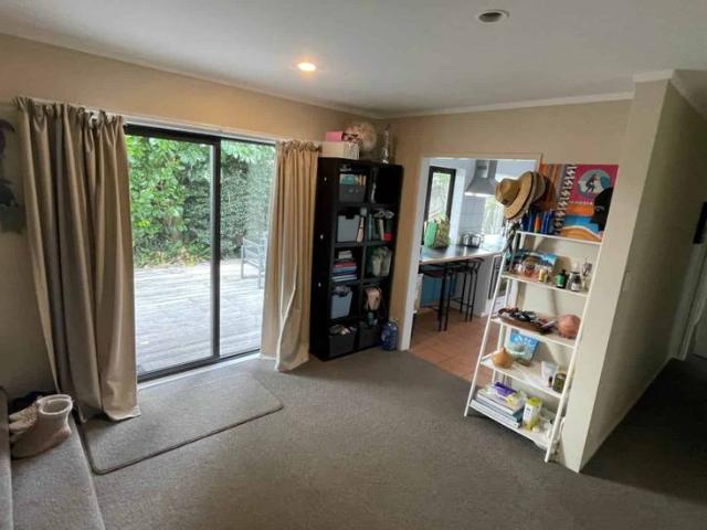Modern Family Living in a Peaceful Waiake Cul.