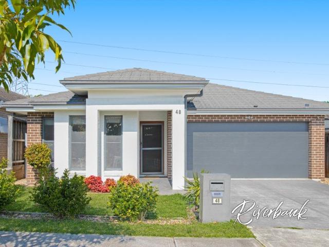 Modern Family Living in Gledswood Hills!