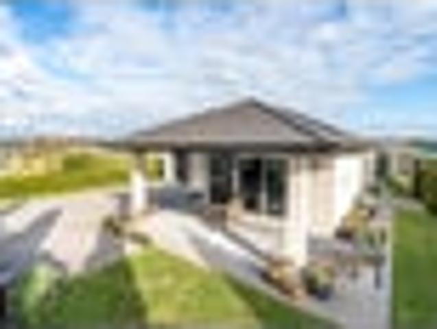 Modern Family Living in Prestigious Oak Ridge