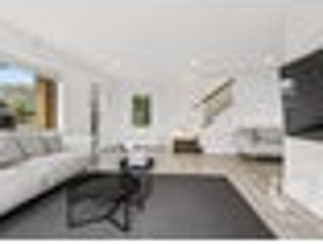 Modern Family Living in Prime Favona Location
