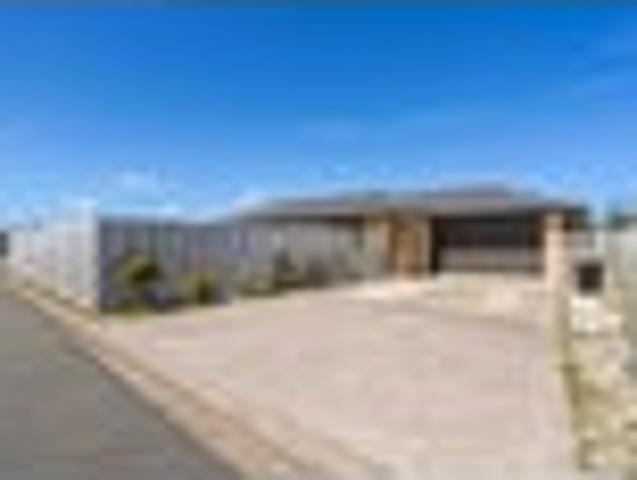 Modern Family Living:Secure, SunSoaked Front Yard