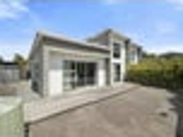 Modern Freehold Townhouse Walk to Town!