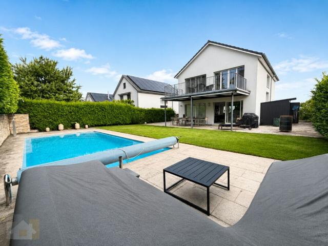 MODERN, FREISTEHEND MIT SEESICHT & BEHEIZBAREM POOL