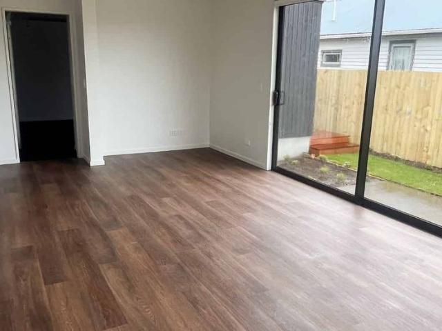 Modern front townhouse with garage!