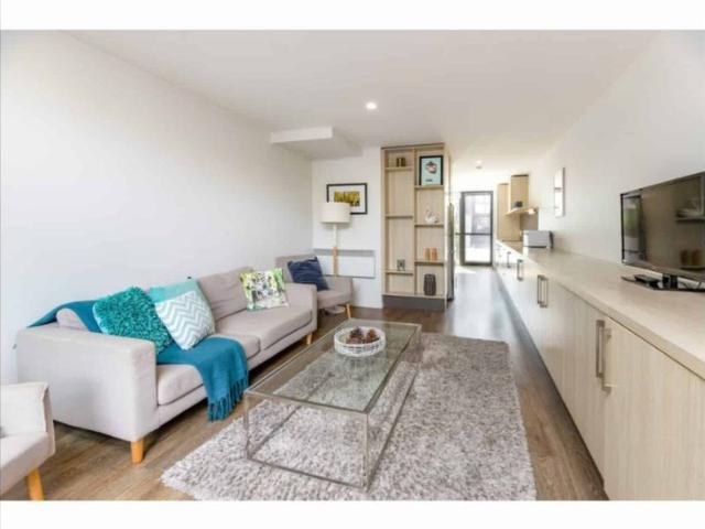 Modern & furnished 2 bedroom townhouse in the city centre
