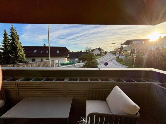 Modern, hochwertig & voll möbliert Wohnung mit Steinwand, Kamin & Süd Terrasse!