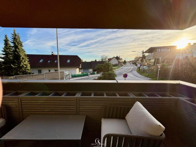 Modern, hochwertig & voll möbliert Wohnung mit Steinwand, Kamin & Süd Terrasse!