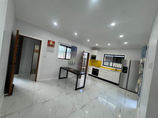 Modern Homestay in Canley Vale – Twin & Single Rooms with Meals Included