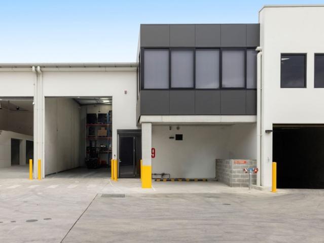 Modern high quality industrial unit in Prime Location 427m²