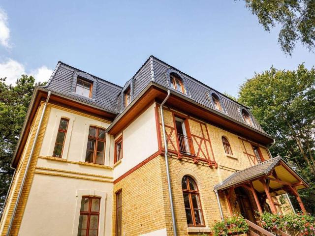 Modern History Traumhafte Dachgeschosswohnung mit herrlicher Terrasse und Blick ins Grüne