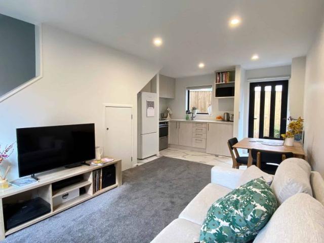 Modern One Bed Townhouse!
