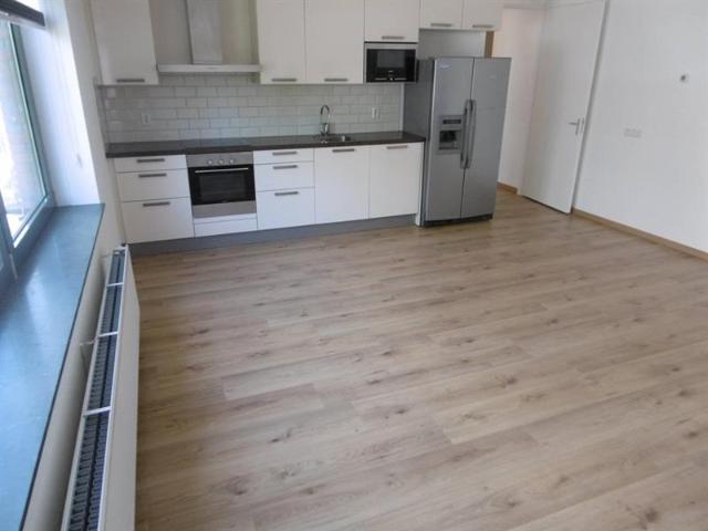 Modern ongemeubileerd 4 kamer appartement in nieuw