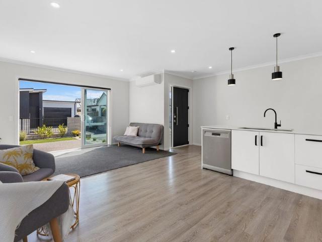 Modern, Low Maintenance Living in Prime Papamoa Location!