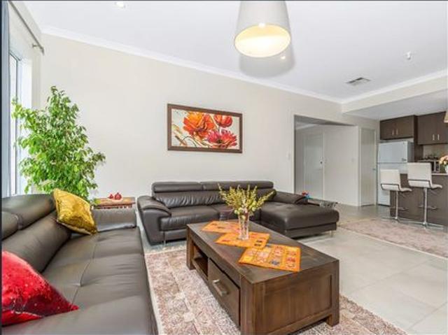 MODERN & LOW MAINTENANCE LIVING OPPOSITE PARKLAND