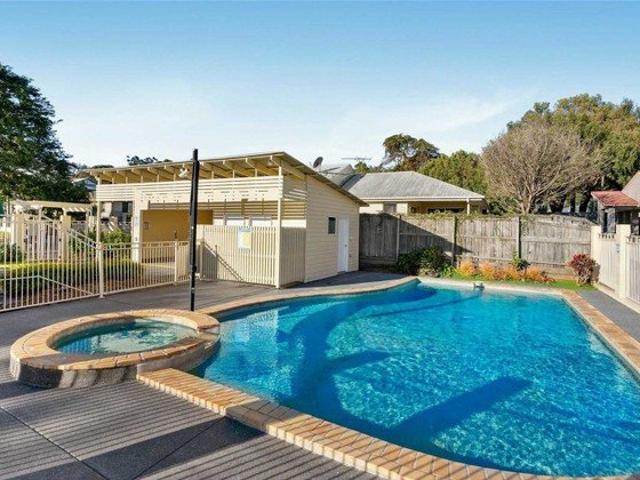 Modern & Low Maintenance Townhouse in a Convenient Location