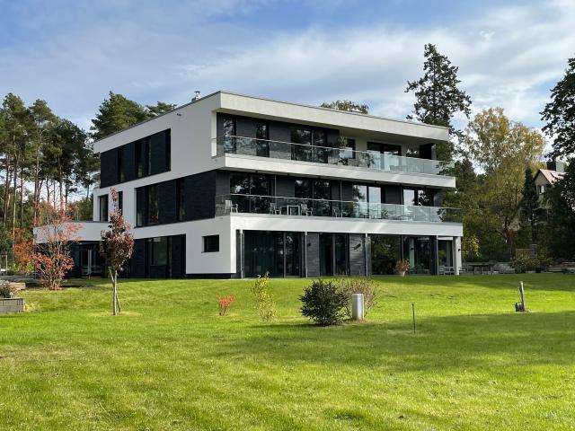 Modern large apartment for time directly on the lake