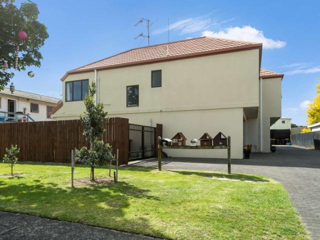 Modern Living on Matai Street at the Mount!