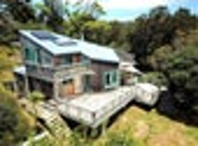 Modern Living at Medlands Beach: Exceptional Value